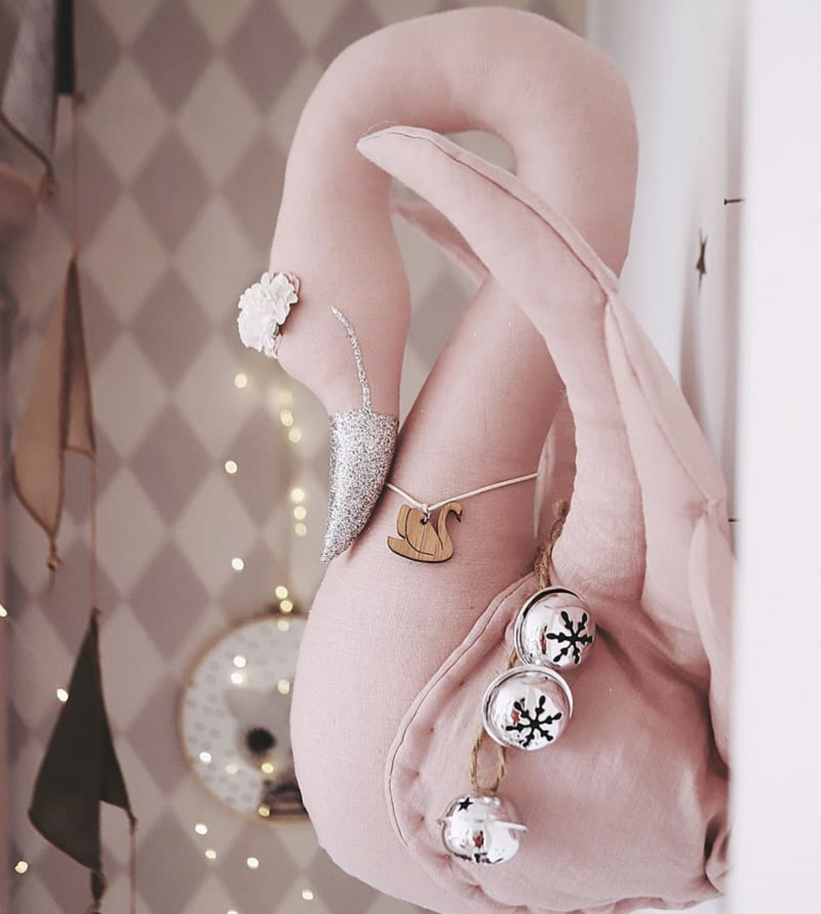 【Made‐to‐order】Swan with flower